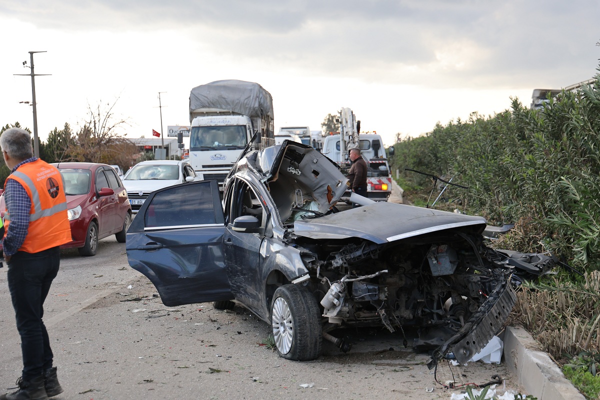 Adana'da Otomobil Karşı Şeride Geçip Midibüse Çarptı 2 Ölü, 14 Yaralı (2)