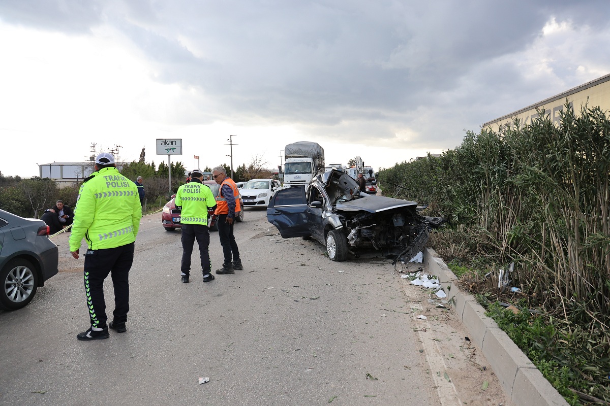 Adana'da Otomobil Karşı Şeride Geçip Midibüse Çarptı 2 Ölü, 14 Yaralı (3)