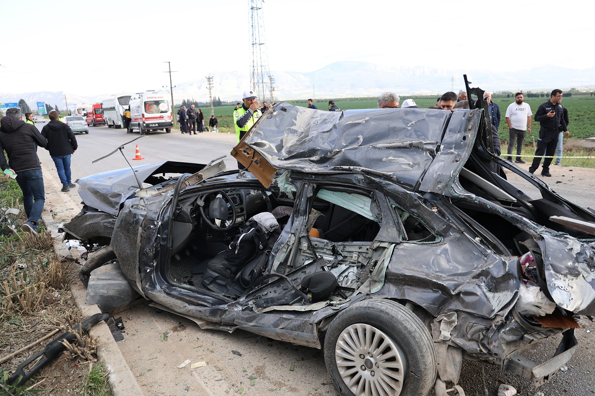 Adana'da Otomobil Karşı Şeride Geçip Midibüse Çarptı 2 Ölü, 14 Yaralı (6)