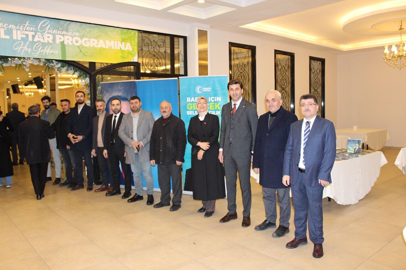 Ak Parti Bafra İlçe Teşkilatı Ailesi ''Geçmişten Günümüze Geleneksel İftar Programında'' Buluştu (11)