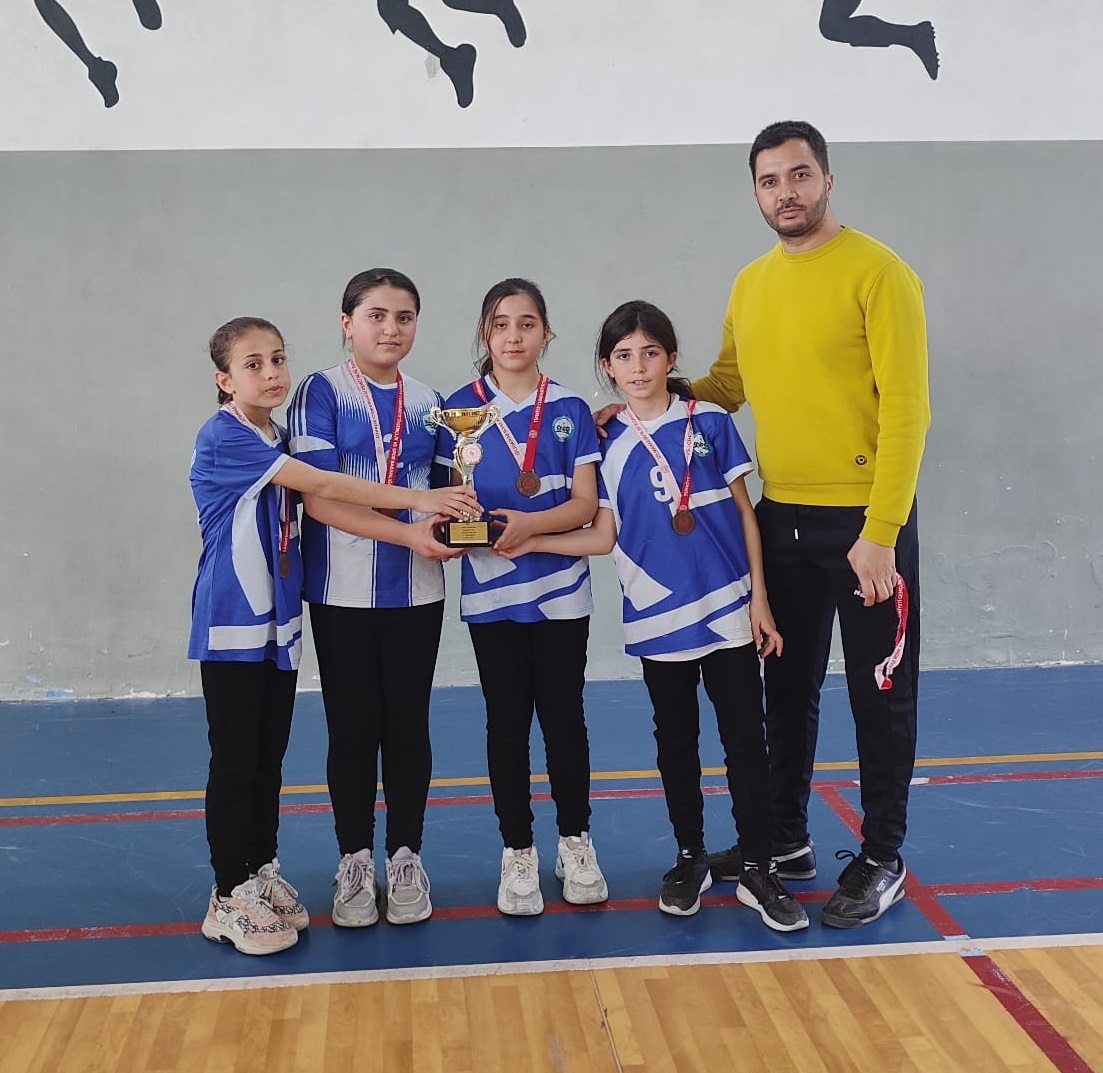 Bafra Atatürk Ortaokulu; Badminton'da Birinci Oldu (1)