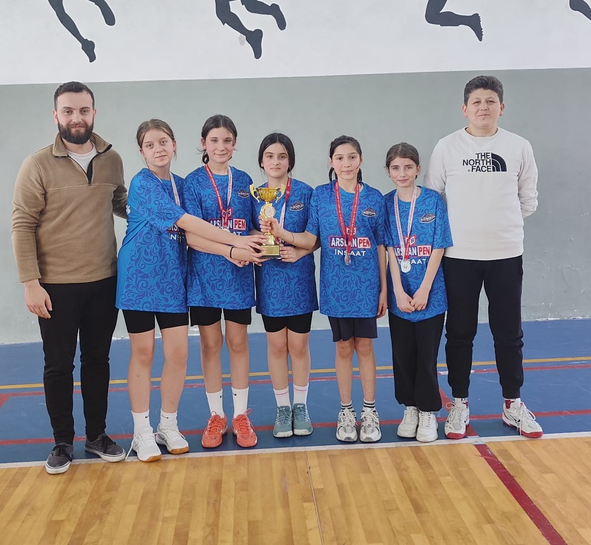 Bafra Atatürk Ortaokulu; Badminton'da Birinci Oldu (3)