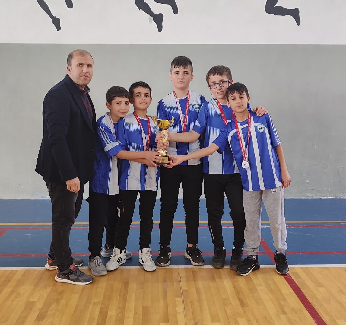 Bafra Atatürk Ortaokulu; Badminton'da Birinci Oldu (4)