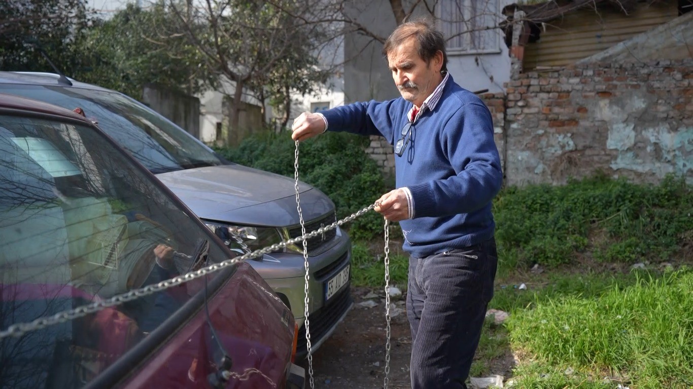 Samsun'da Hırsızlardan Bıkan Esnaf, Otomobilini Zincire Vurdu (1)