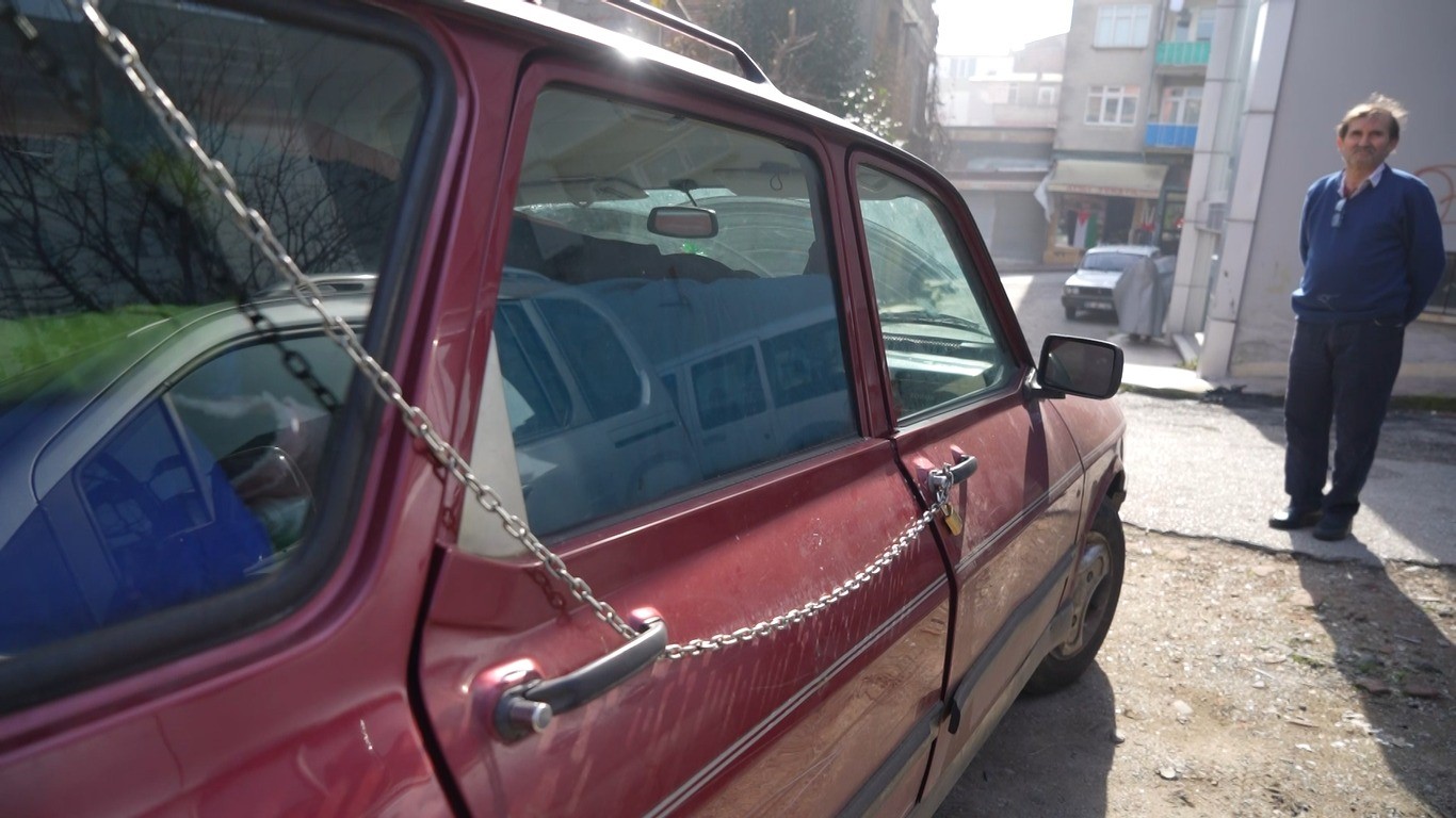 Samsun'da Hırsızlardan Bıkan Esnaf, Otomobilini Zincire Vurdu (2)