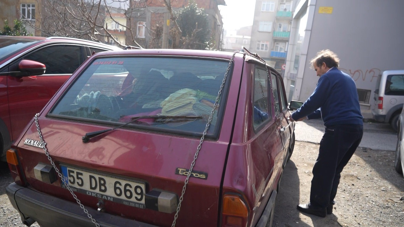 Samsun'da Hırsızlardan Bıkan Esnaf, Otomobilini Zincire Vurdu (3)