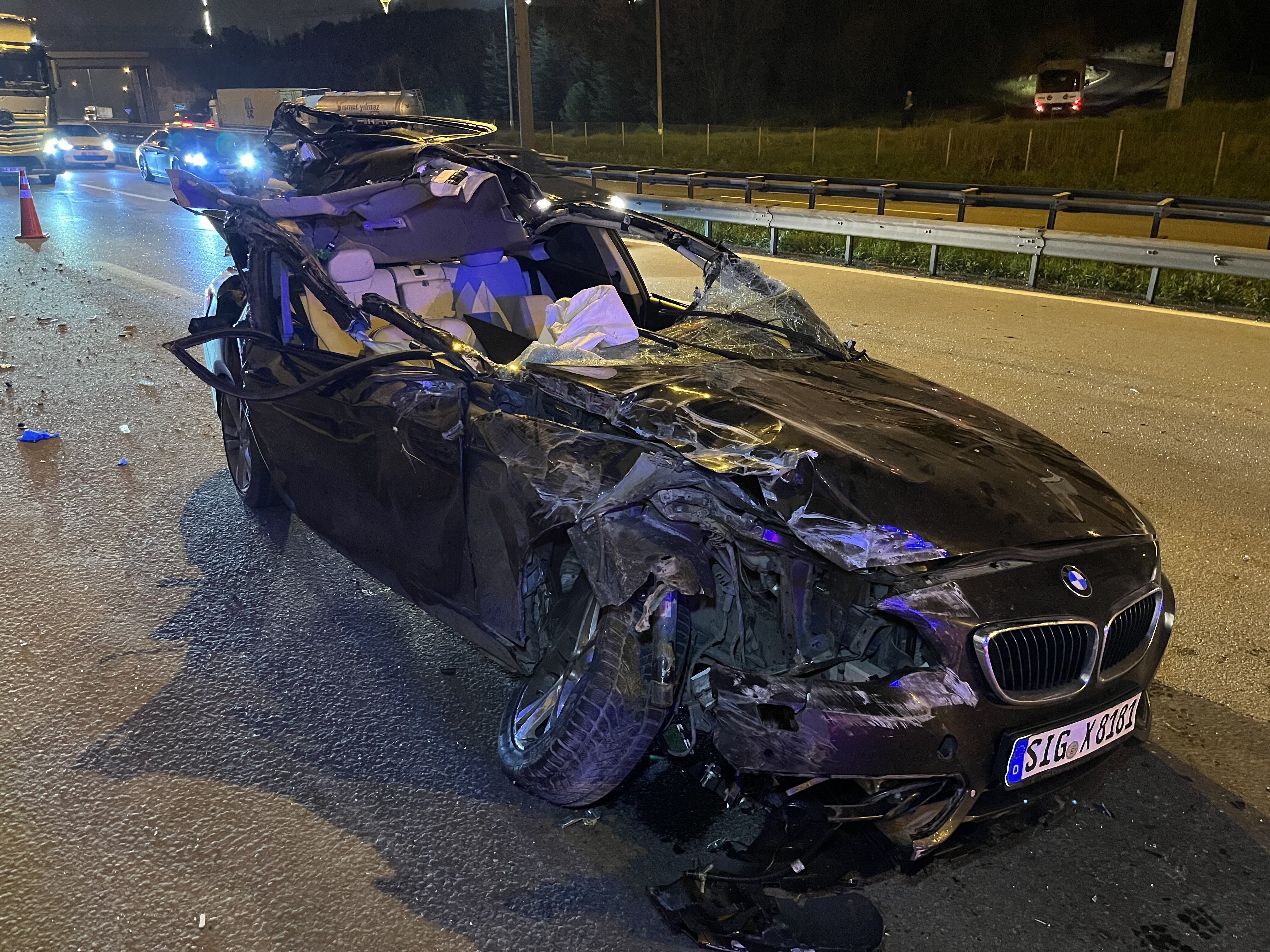 Tem’de Tıra Çarpan Otomobilin Tavanı Koptu 1 Ölü, 2 Yaralı (2)