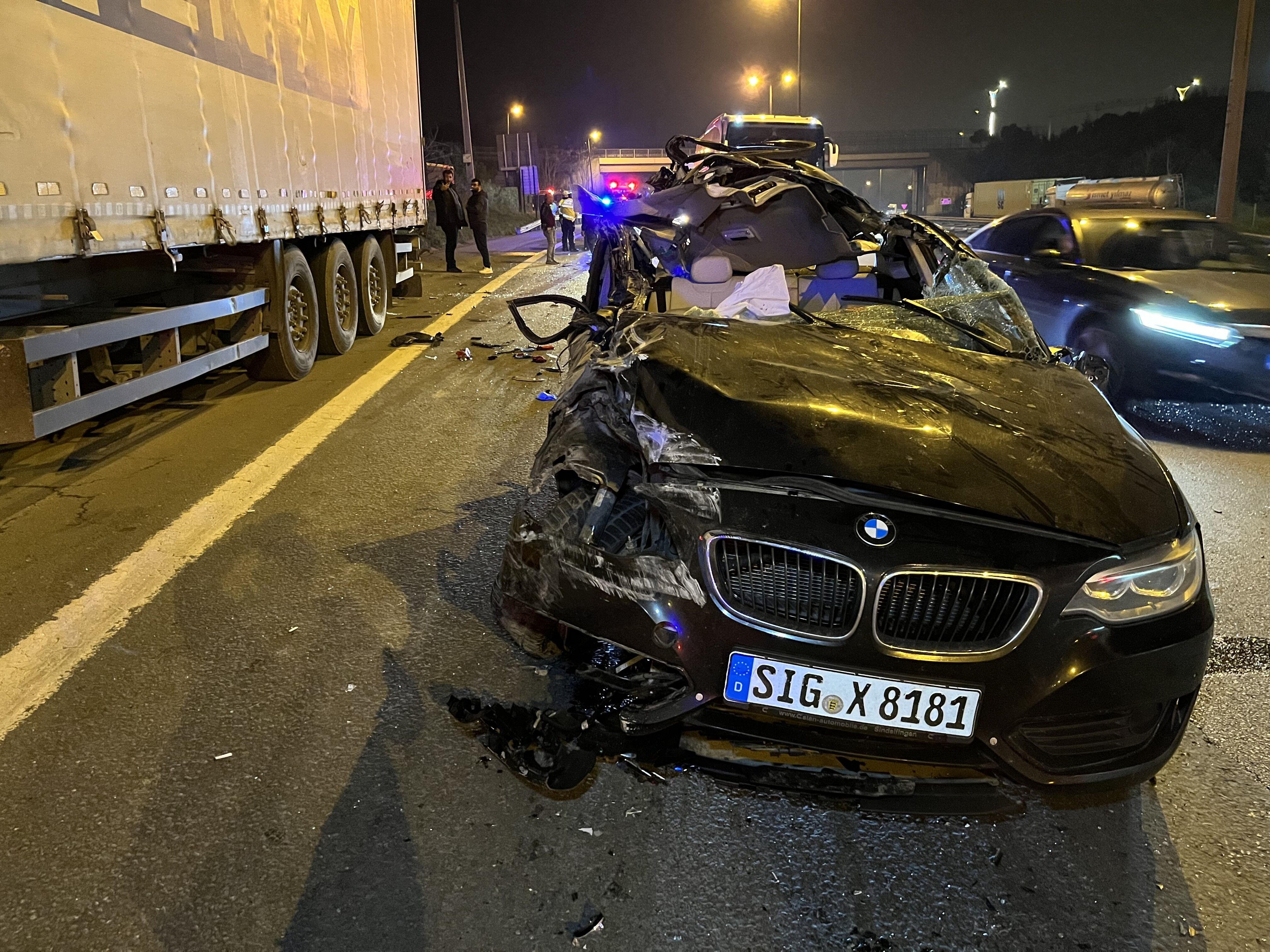 Tem’de Tıra Çarpan Otomobilin Tavanı Koptu 1 Ölü, 2 Yaralı (3)