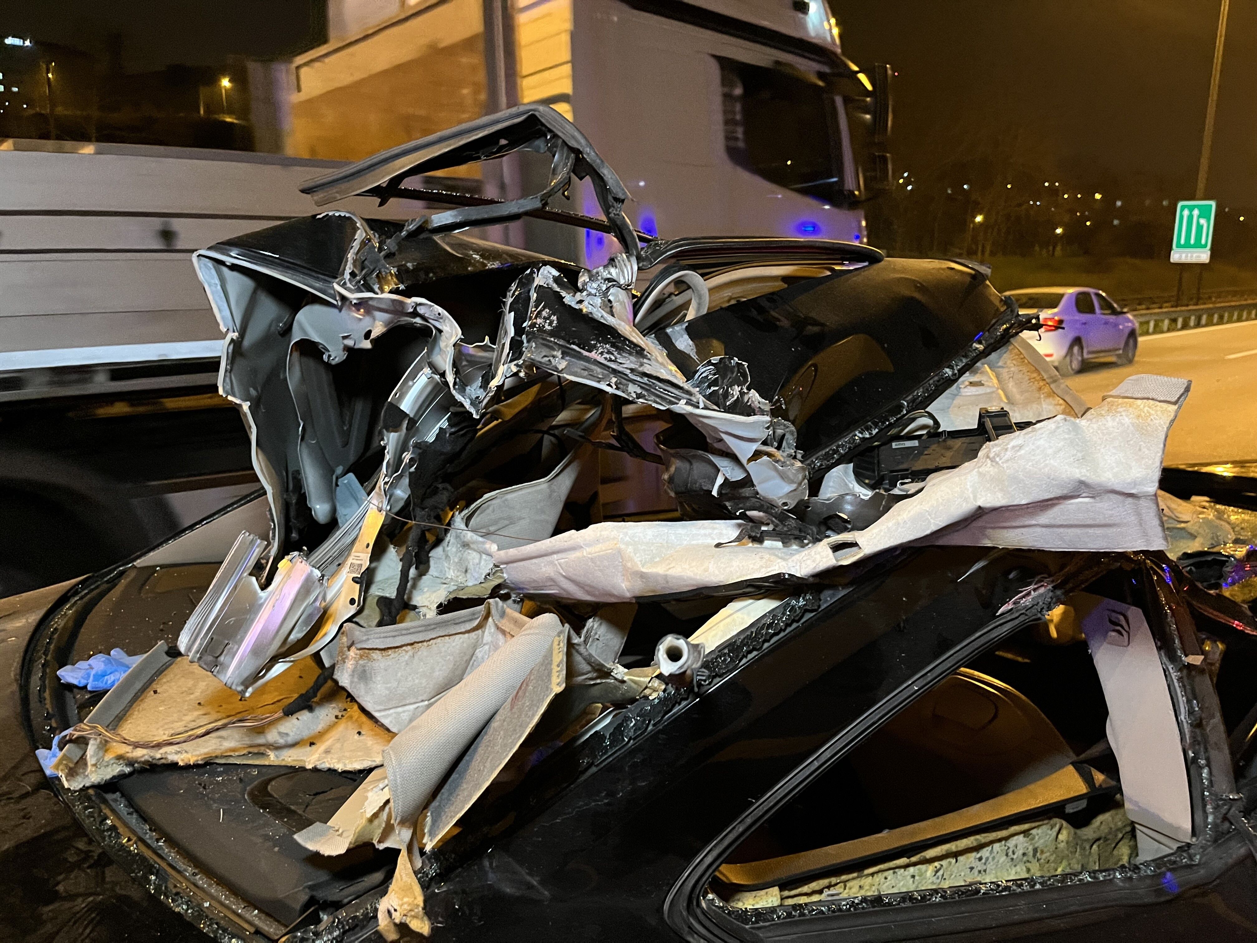 Tem’de Tıra Çarpan Otomobilin Tavanı Koptu 1 Ölü, 2 Yaralı (4)