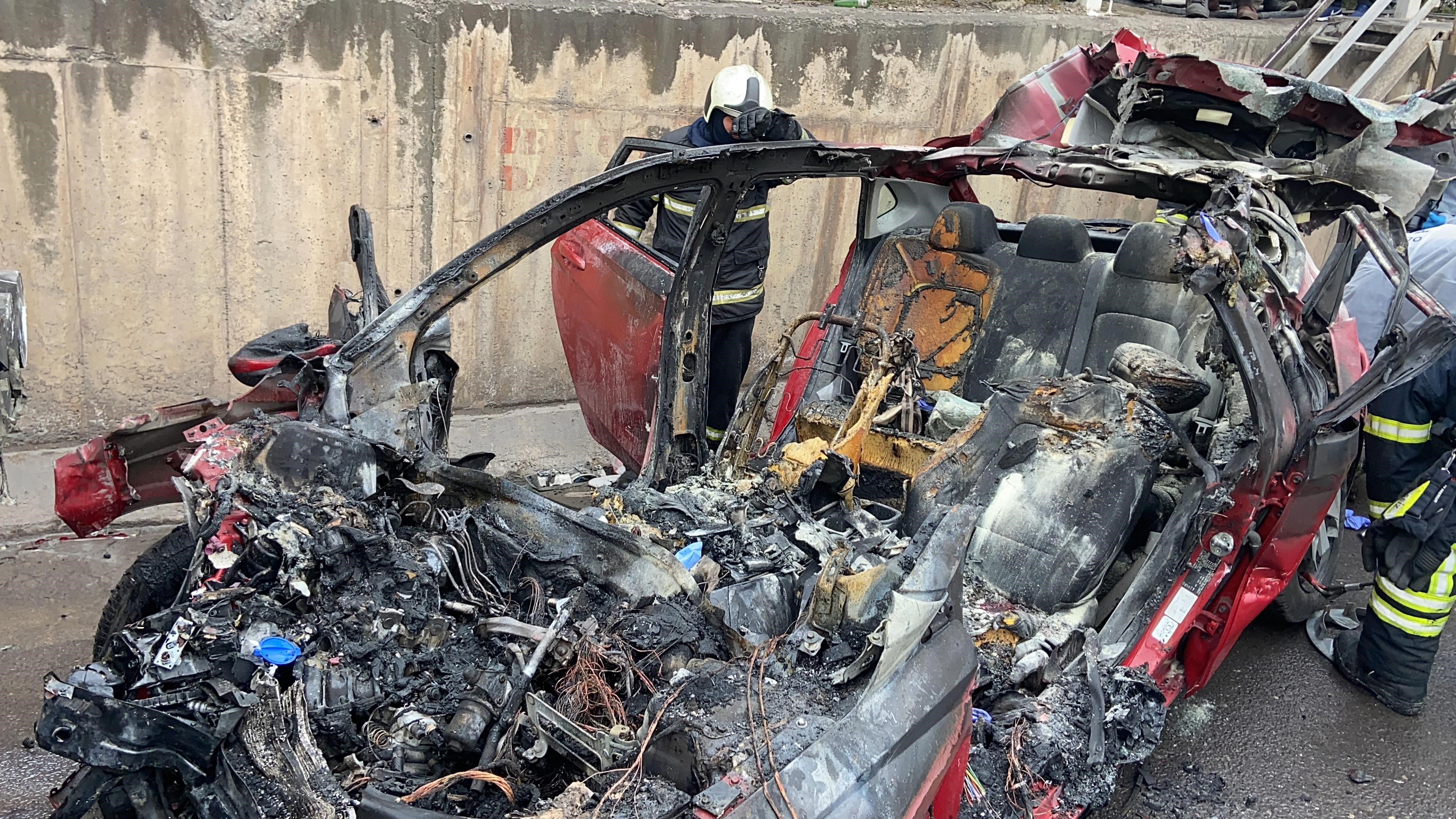 Tırın Altına Giren Otomobil Yandı, Sürücü Hayatını Kaybetti (2)