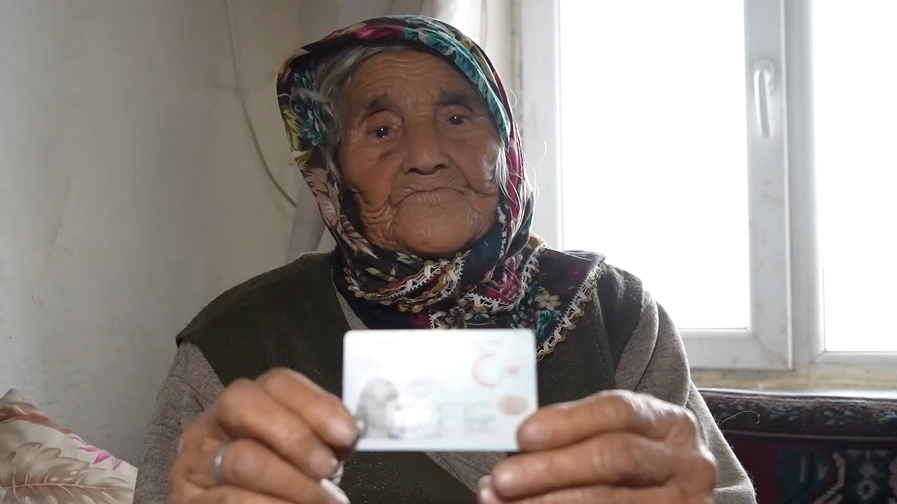 Türkiye'nin En Yaşlı Seçmeni 117 Yaşındaki Arzu Nine Oyunu Kullandı