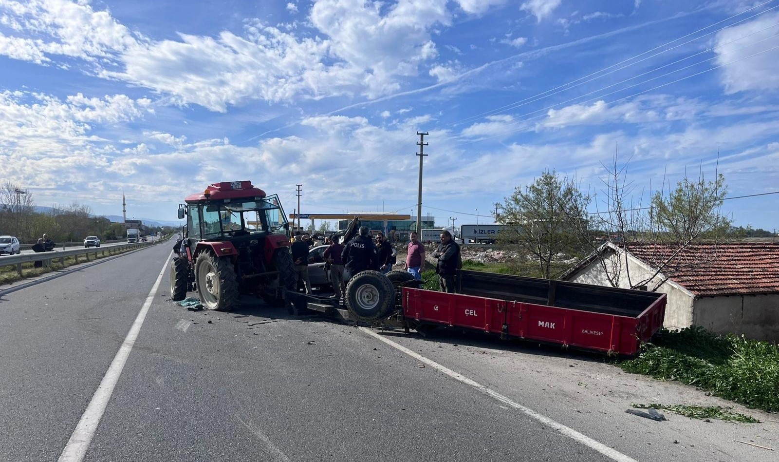 Alaçam'da Otomobil Traktöre Çarptı 1 Ölü, 1 Yaralı (1)