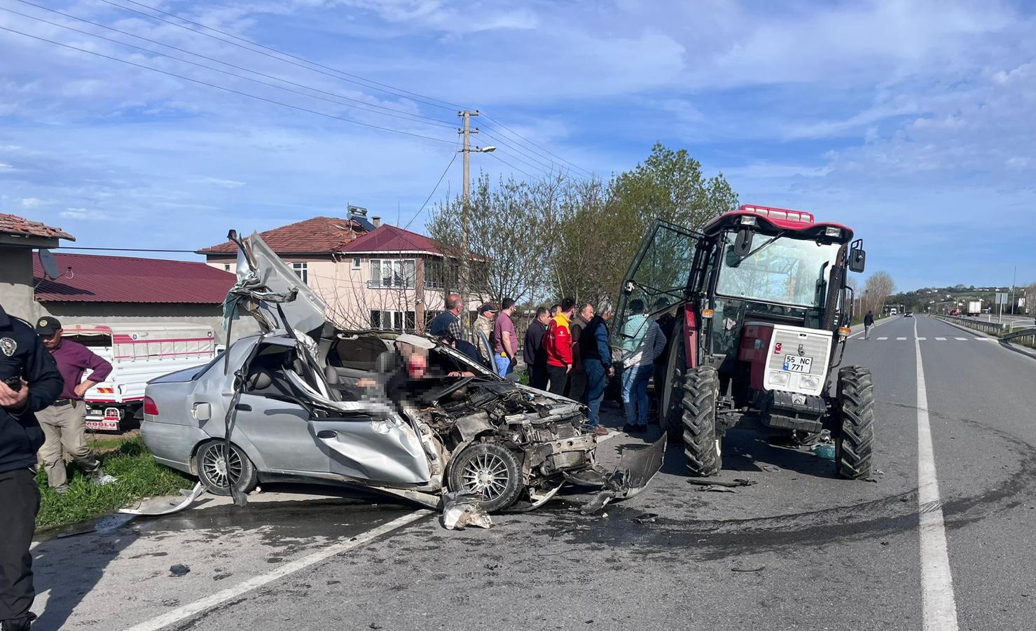 Alaçam'da Otomobil Traktöre Çarptı 1 Ölü, 1 Yaralı (2)
