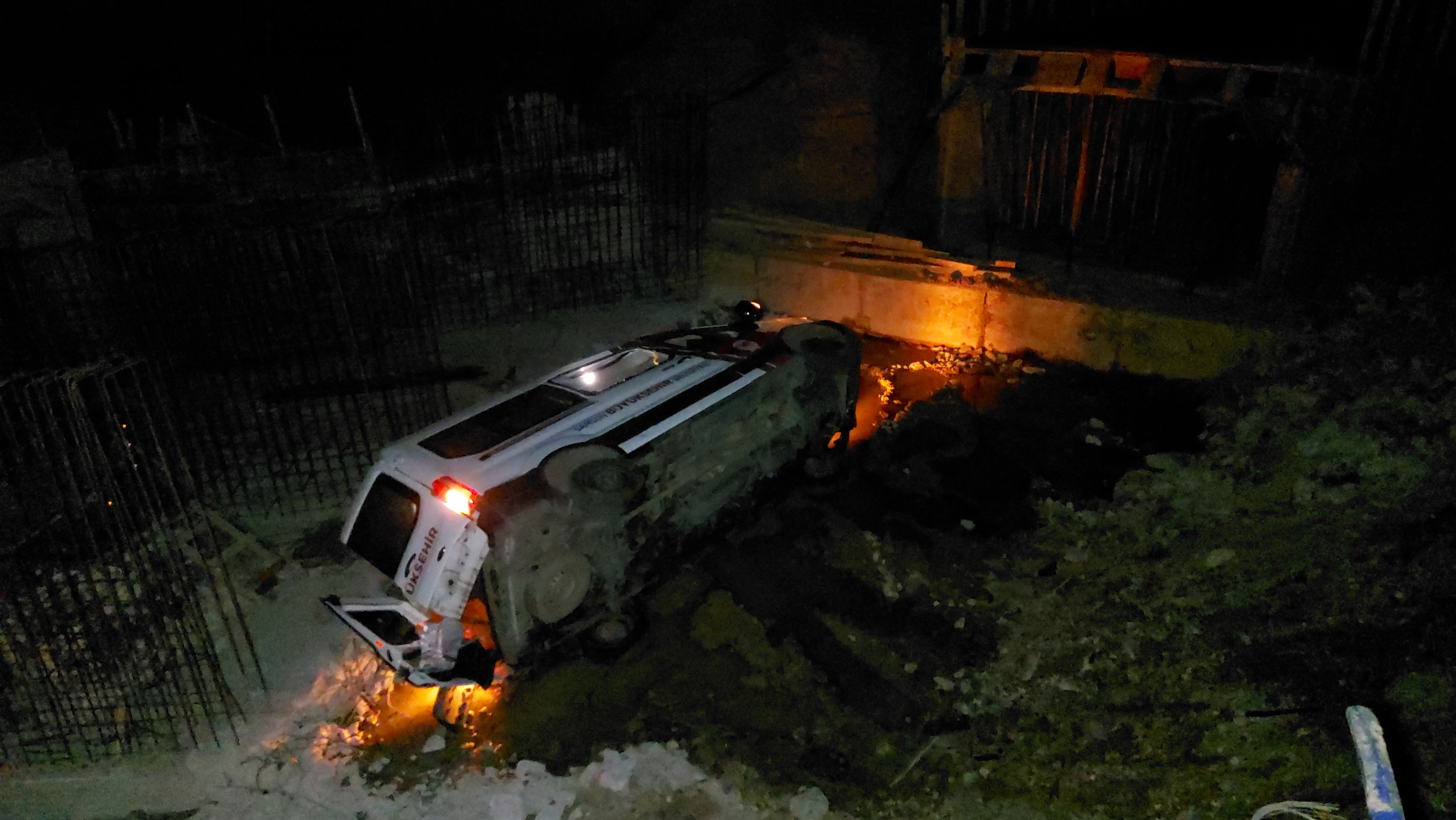 Samsun’da Minibüs Çukura Düştü 2 Yaralı (1)