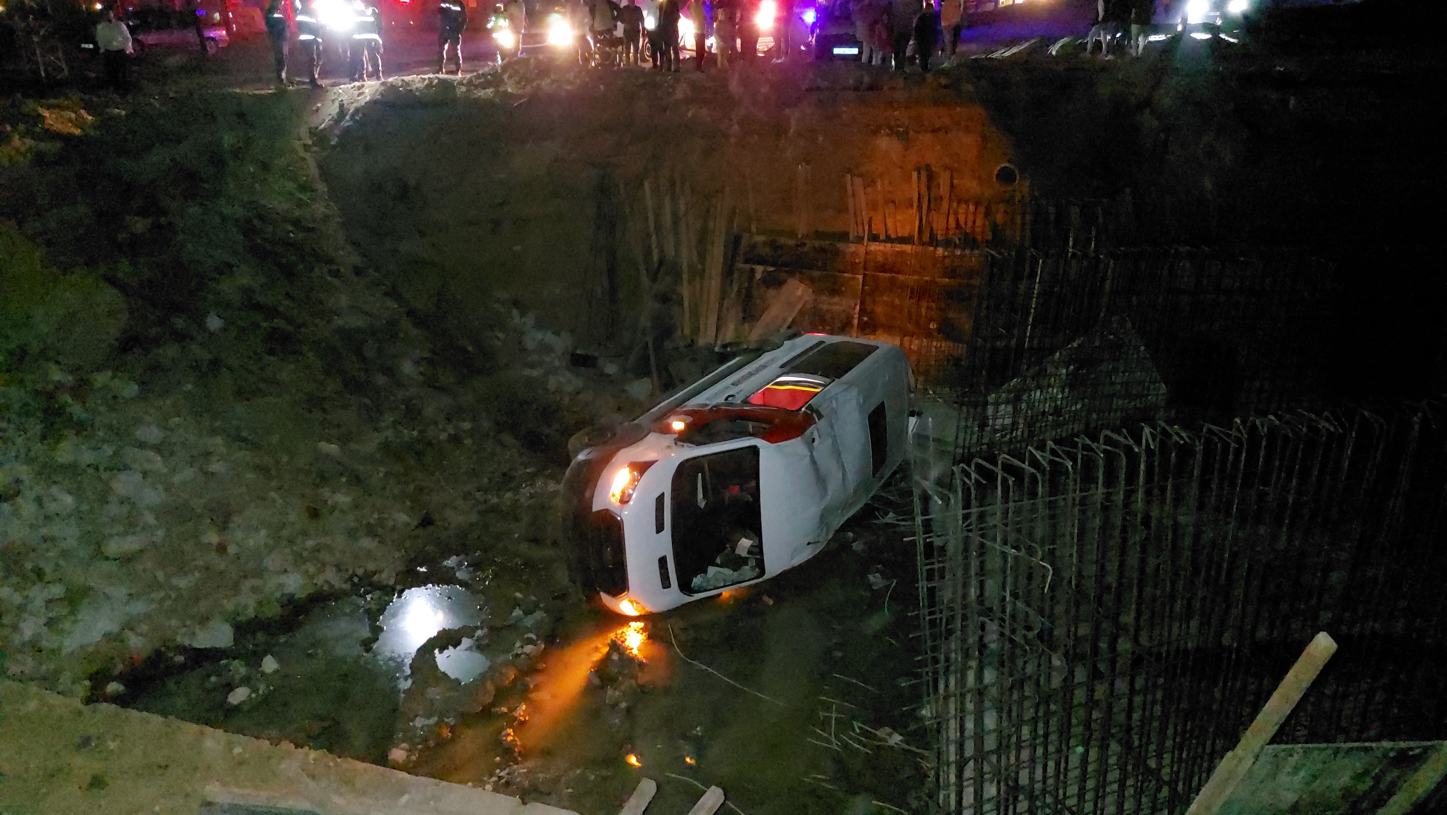 Samsun’da Minibüs Çukura Düştü 2 Yaralı (2)
