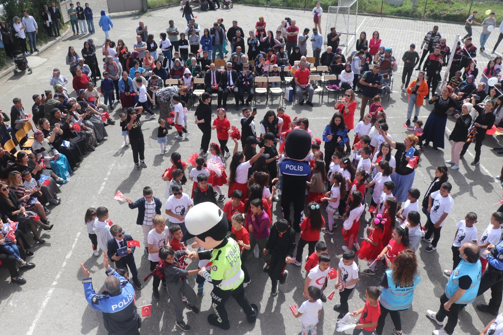 Samsun'da Polisler 23 Nisan’ı Çocuklarla Kutladı (2)