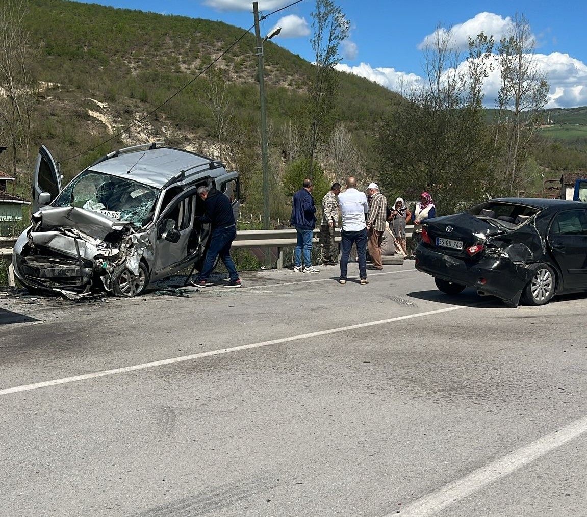 Samsun’da Trafik Kazası 5 Yaralı (1)