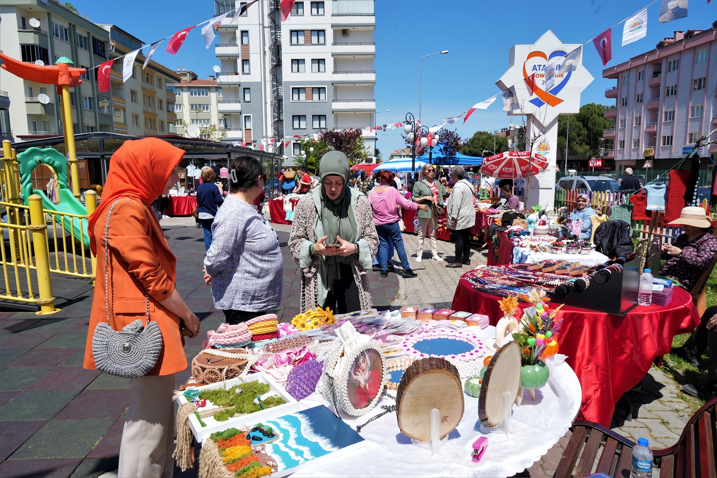 Anneler Günü'ne Özel Kurulan Pazarda Hem Satış Yaptılar Hem Eğlendiler1