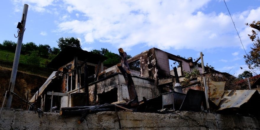 Bafra'da 7 Yıl Önce Elleriyle Yaptıkları Ev Kül Oldu (2)