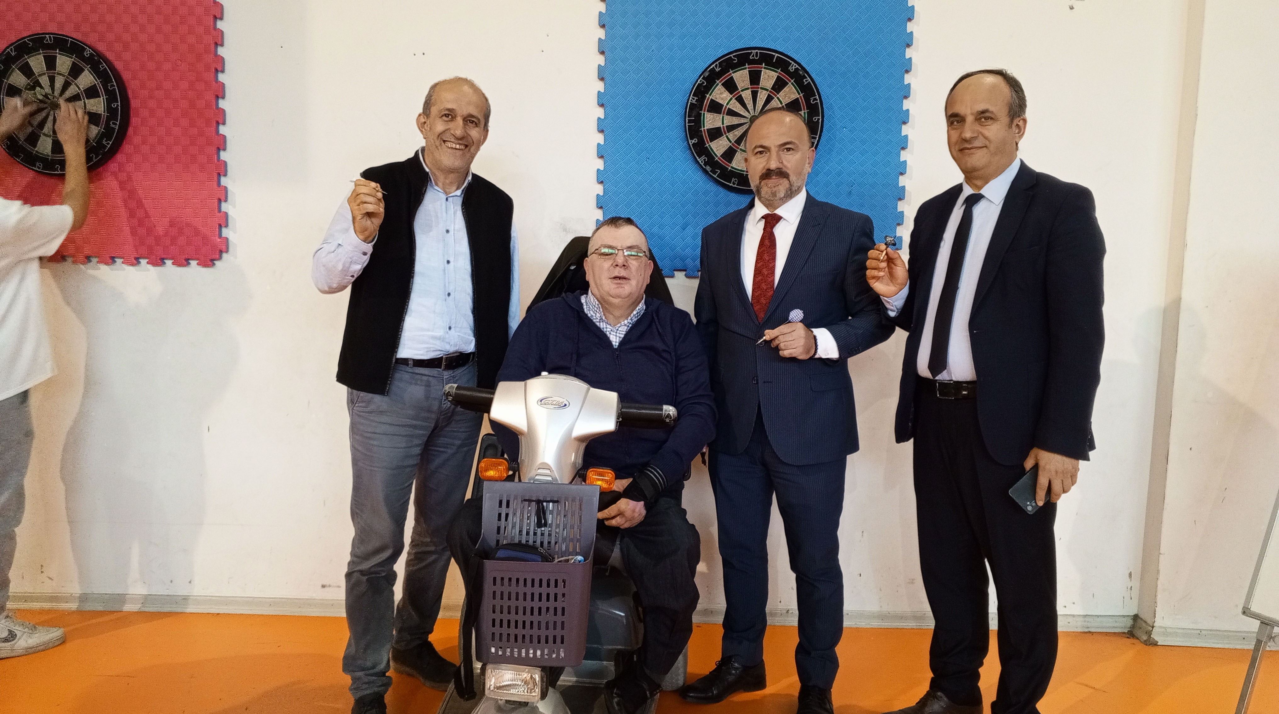 Bafra'da Dart Yarışmasında Engelli Vatandaşlar Hünerlerini Sergiledi1