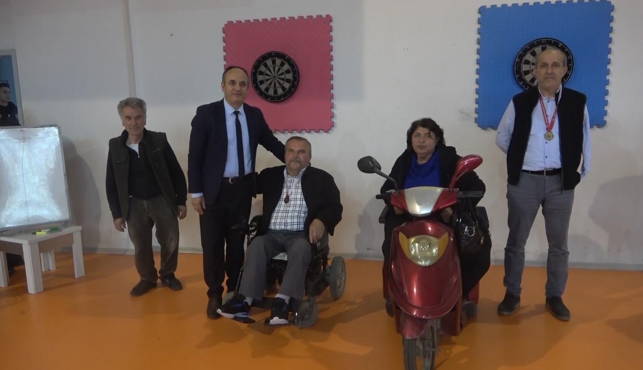 Bafra'da Dart Yarışmasında Engelli Vatandaşlar Hünerlerini Sergiledi2