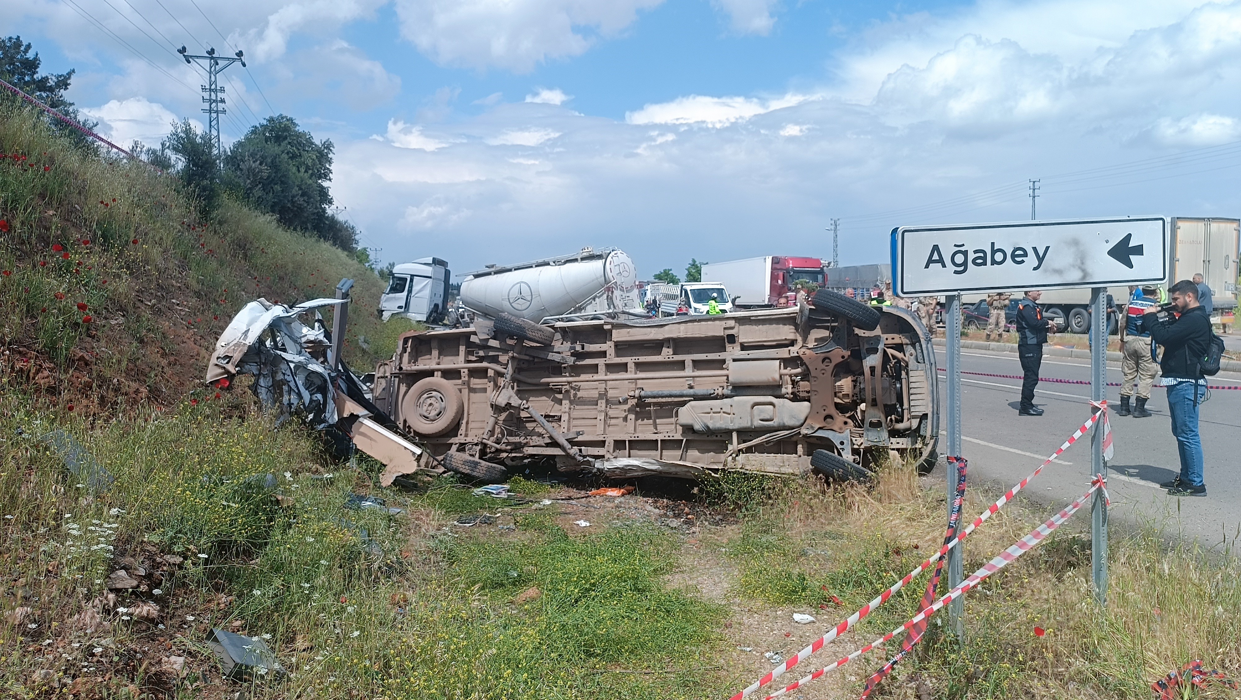 Çimento Tankeri, Çarpıştığı Minibüsü Biçti (10)