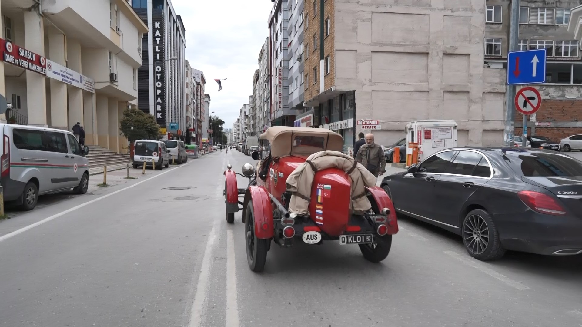 İngiliz Çift, Asırlık Klasik Otomobille Dünyayı Turluyor (1)