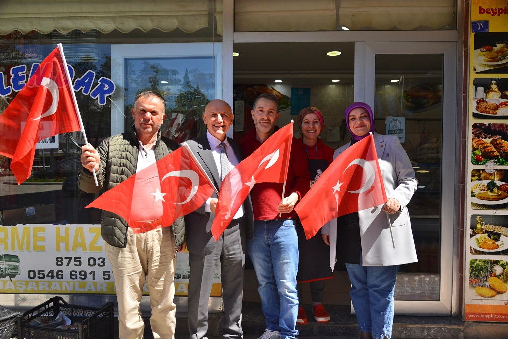 Terme’de Binlerce Türk Bayrağı Dağıtıldı (4)