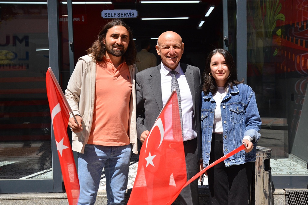 Terme’de Binlerce Türk Bayrağı Dağıtıldı (5)