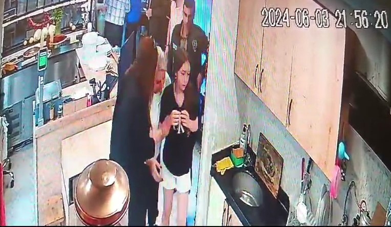 Kahraman Bekçi, Nefes Borusuna Çiğ Köfte Kaçan Çocuğu Heimlich Manevrası Ile Ölümden Kurtardı (1)