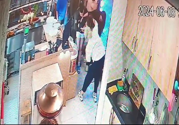 Kahraman Bekçi, Nefes Borusuna Çiğ Köfte Kaçan Çocuğu Heimlich Manevrası Ile Ölümden Kurtardı (3)