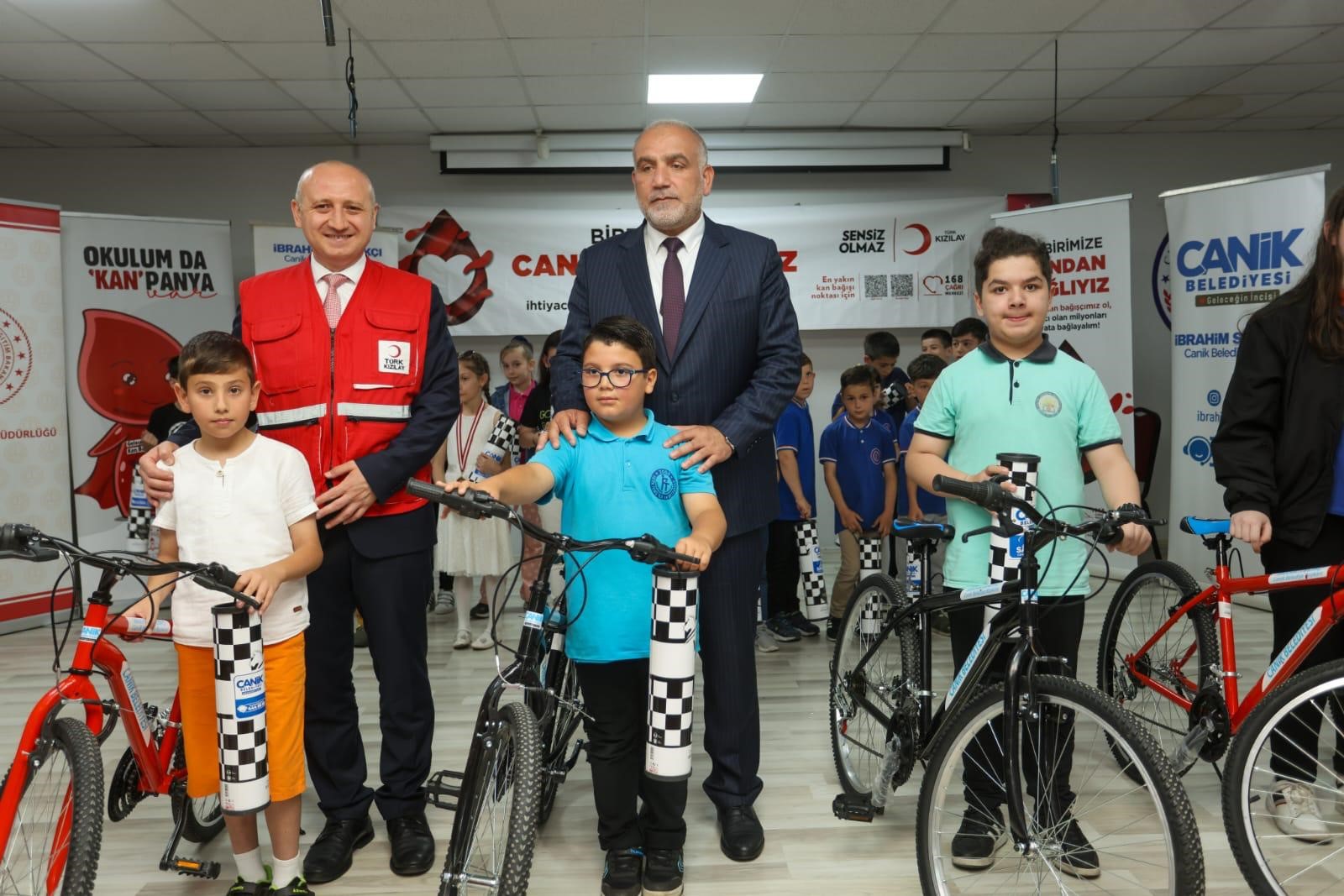 Kan Bağışı Yapılmasına Katkı Sağlayan Öğrencilere Ödül (1)