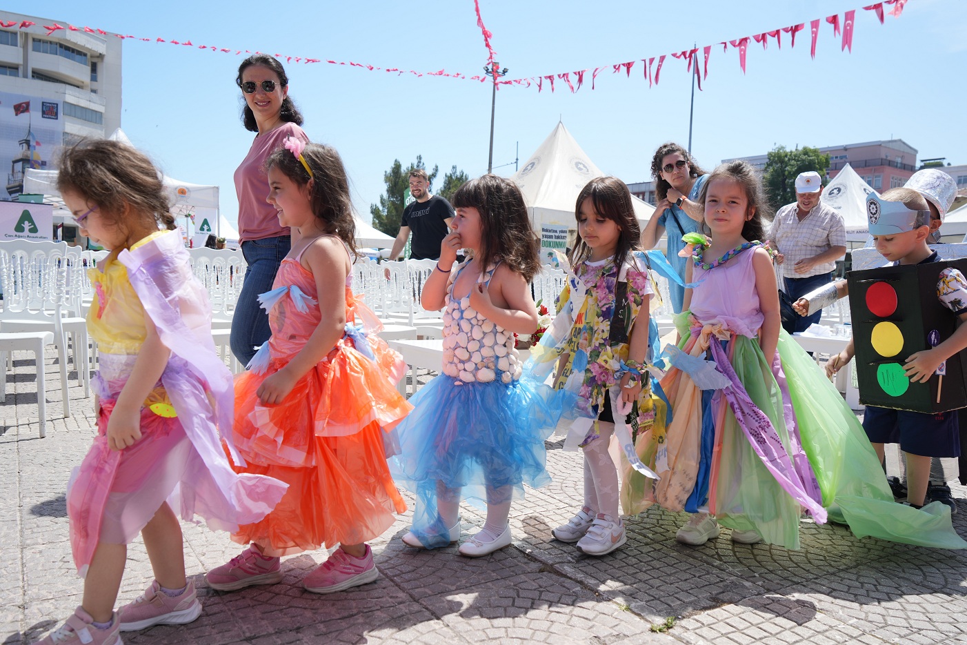 Minikler Geri Dönüşüm Malzemelerinden Yaptığı Kıyafetleri Sergiledi (1)