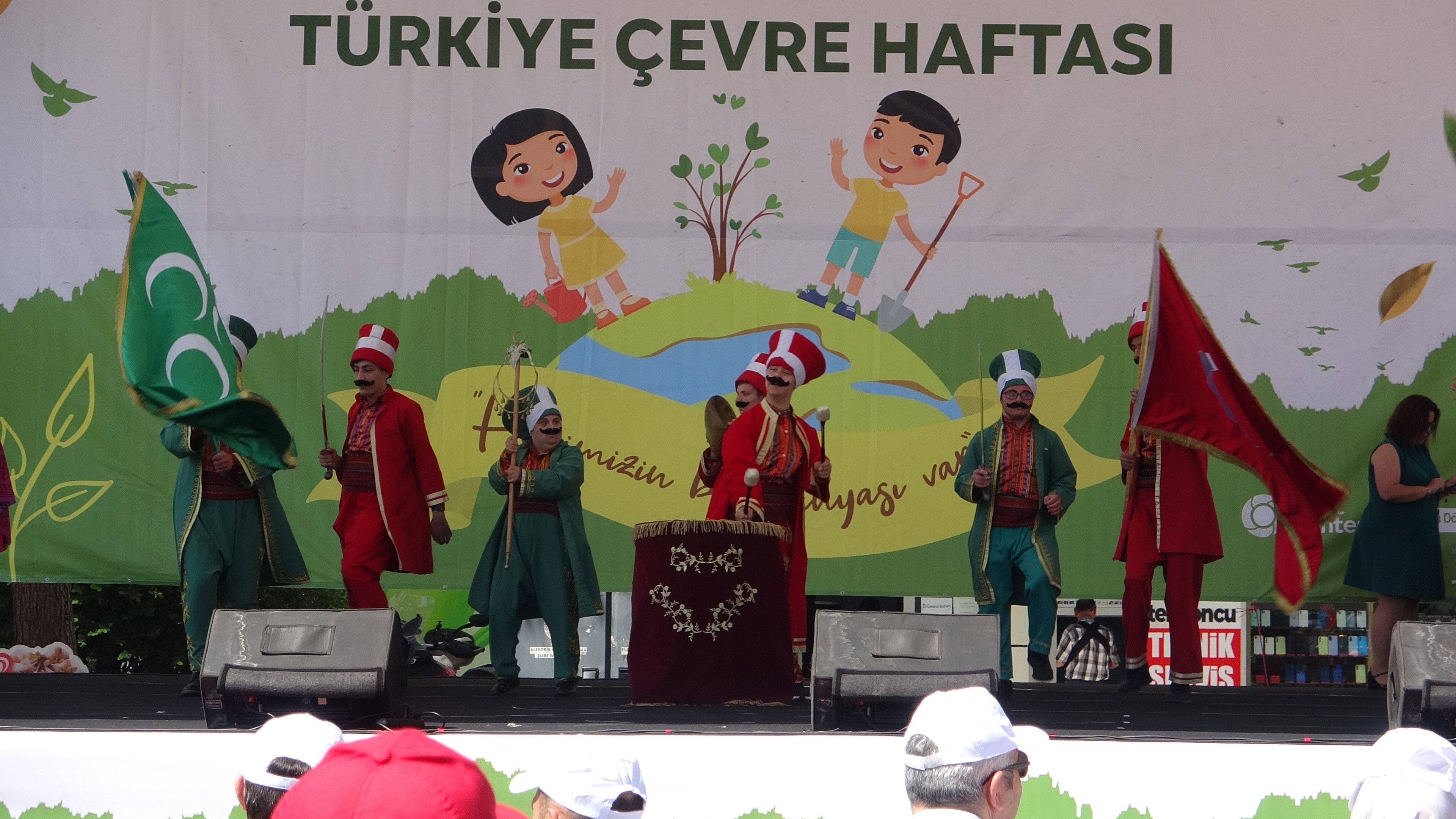 Minikler Geri Dönüşüm Malzemelerinden Yaptığı Kıyafetleri Sergiledi (5)