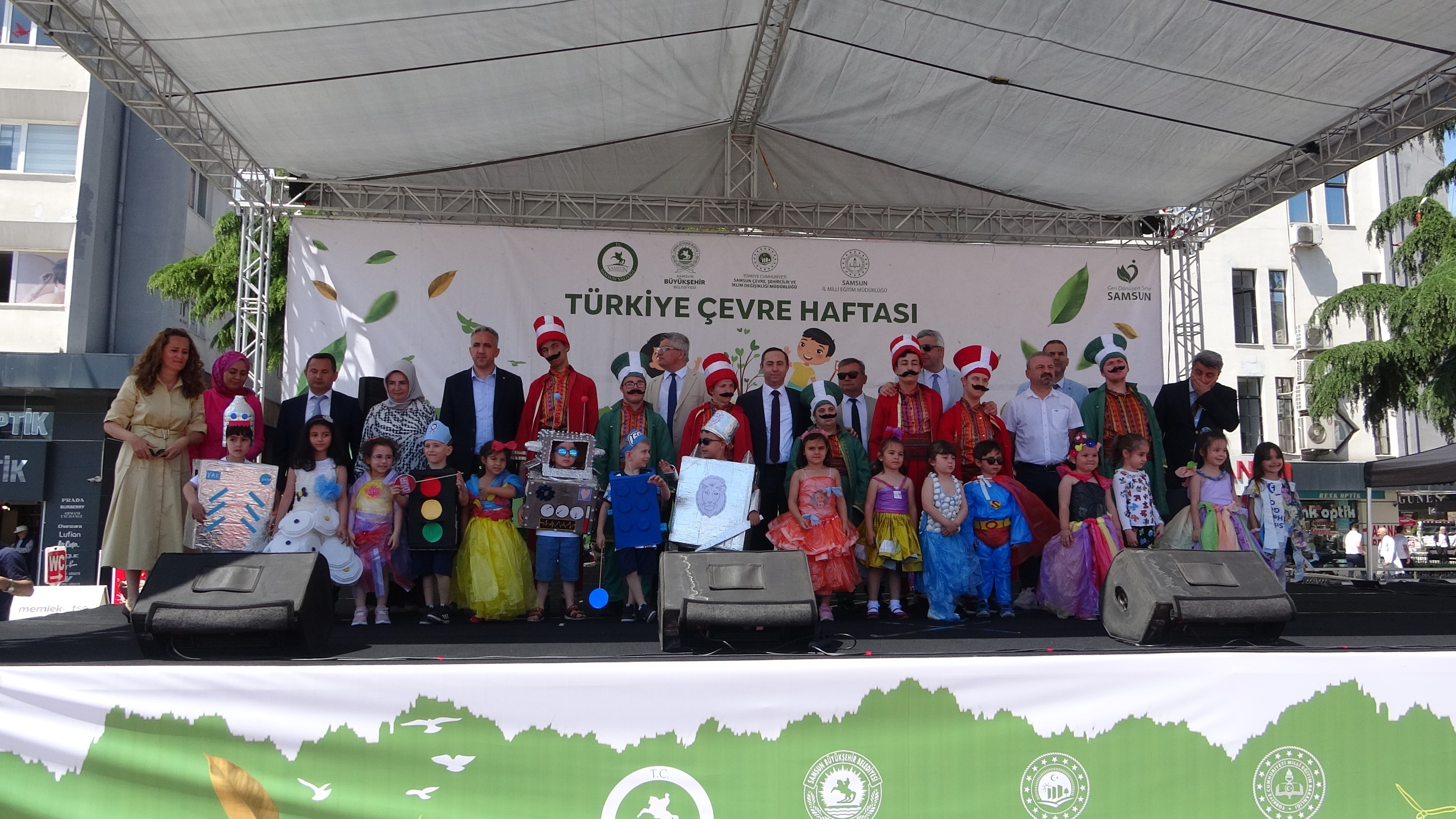 Minikler Geri Dönüşüm Malzemelerinden Yaptığı Kıyafetleri Sergiledi (6)