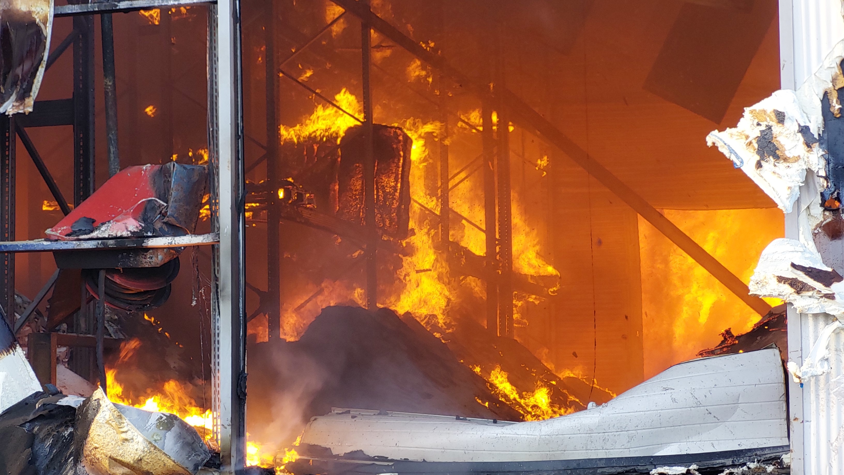 Samsun’da Bebek Bezi Fabrikası Alev Alev Yandı (1)