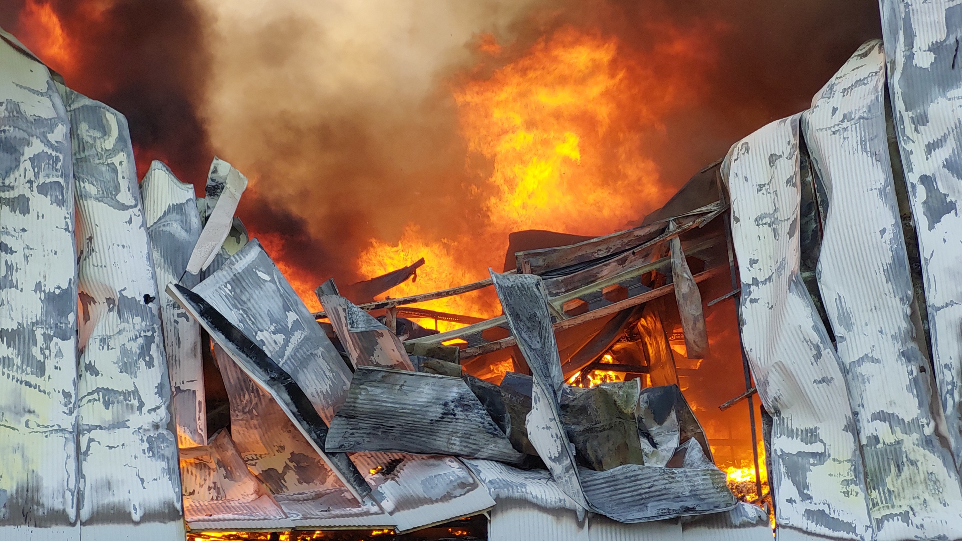 Samsun’da Bebek Bezi Fabrikası Alev Alev Yandı (4)