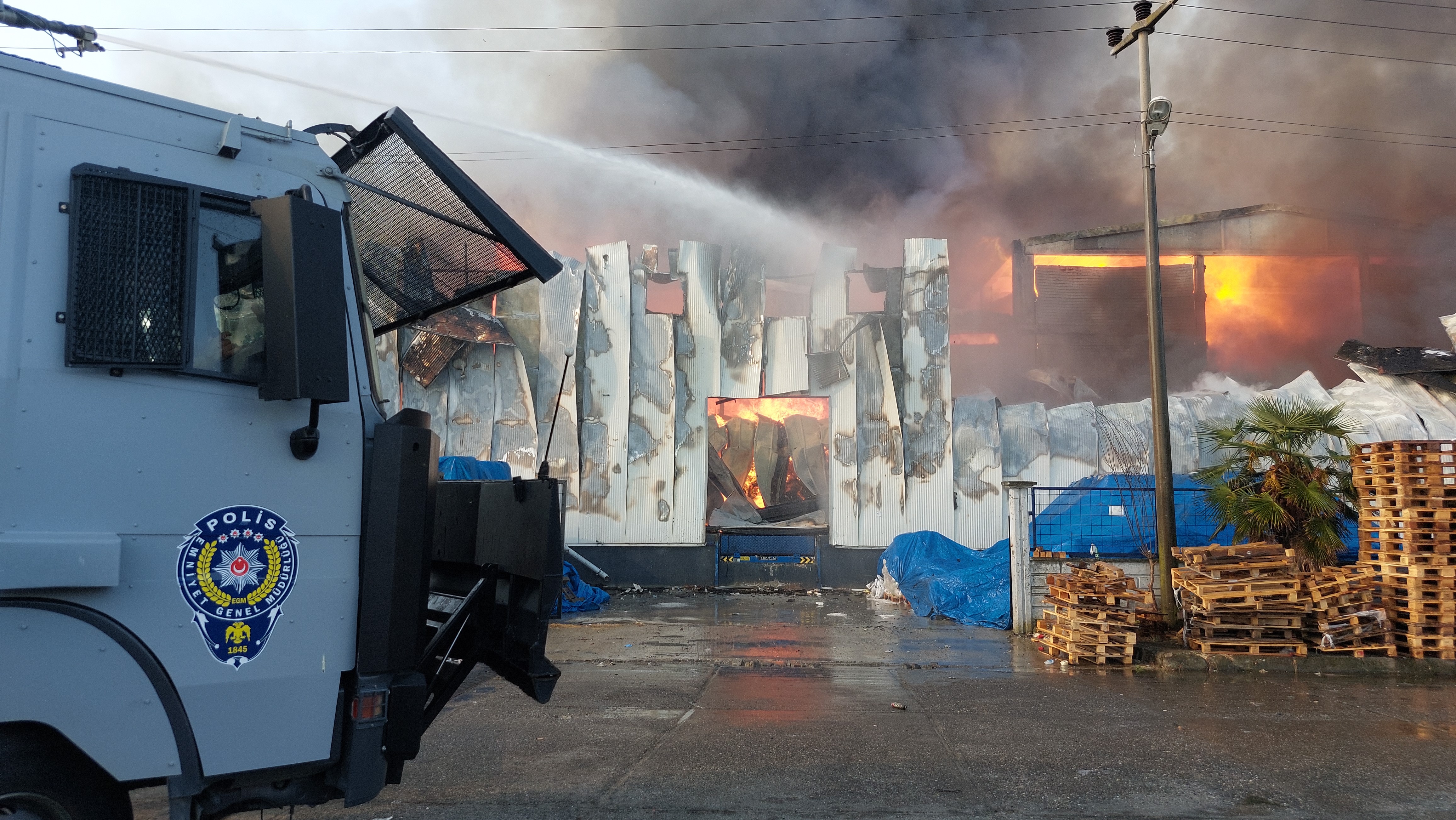 Samsun’da Bebek Bezi Fabrikası Alev Alev Yandı (8)