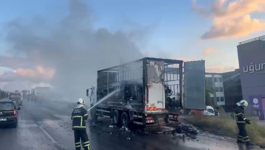 Samsun'da Kargo Aracı Yandı (1)