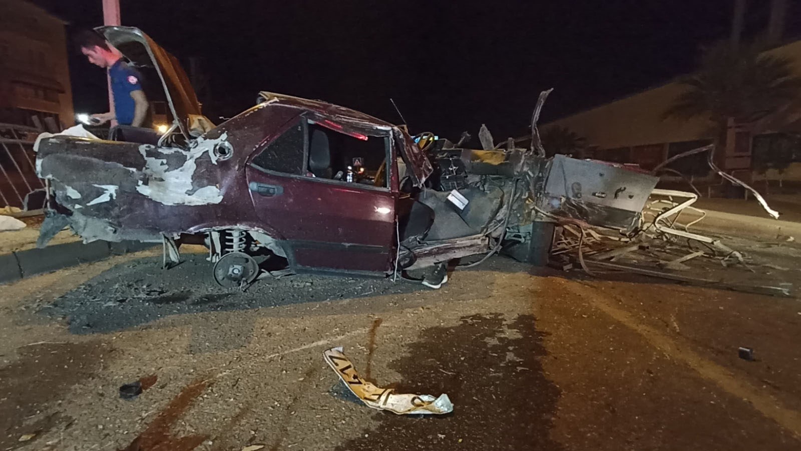 Bafra'da Lastiği Patlayan Otomobil Bariyerlere Çarptı (1)