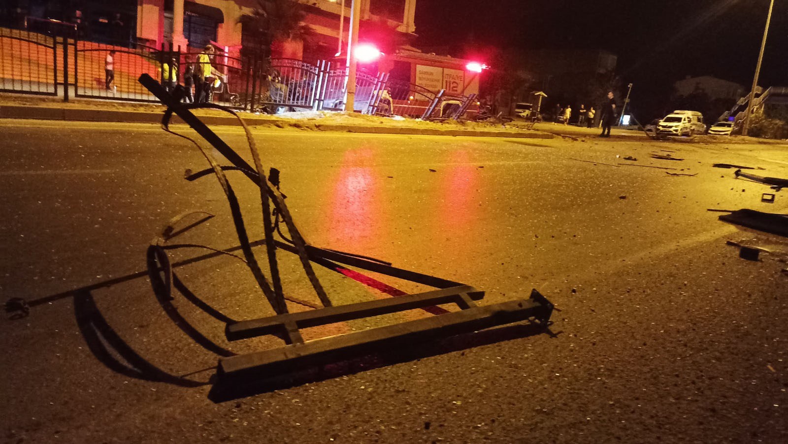 Bafra'da Lastiği Patlayan Otomobil Bariyerlere Çarptı (2)