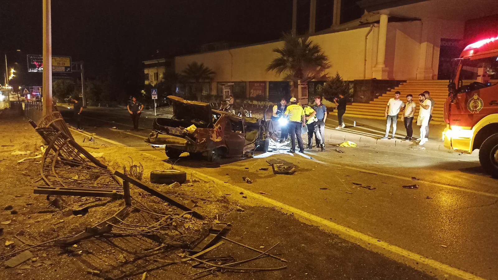 Bafra'da Lastiği Patlayan Otomobil Bariyerlere Çarptı (3)