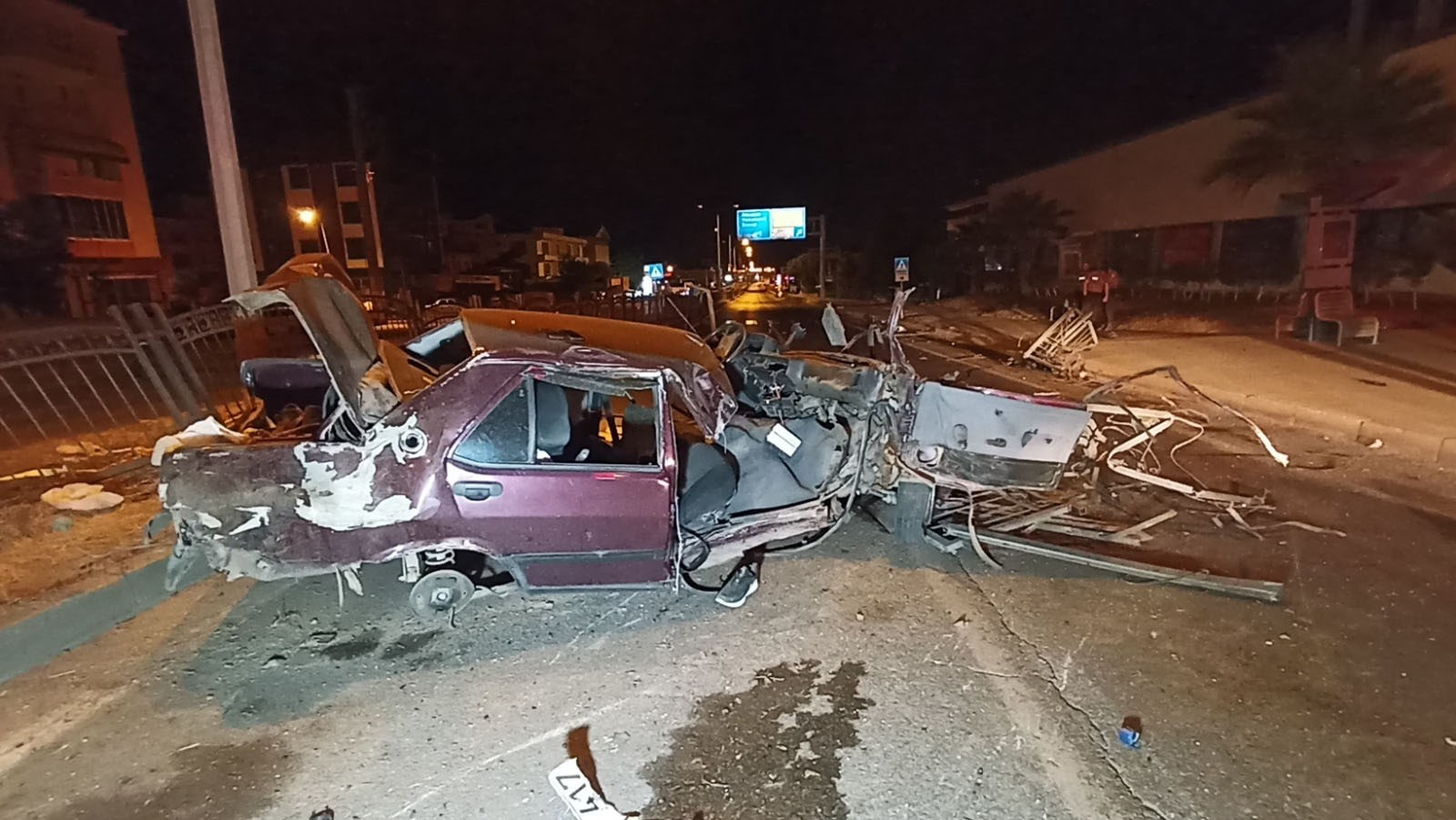 Bafra'da Lastiği Patlayan Otomobil Bariyerlere Çarptı (4)