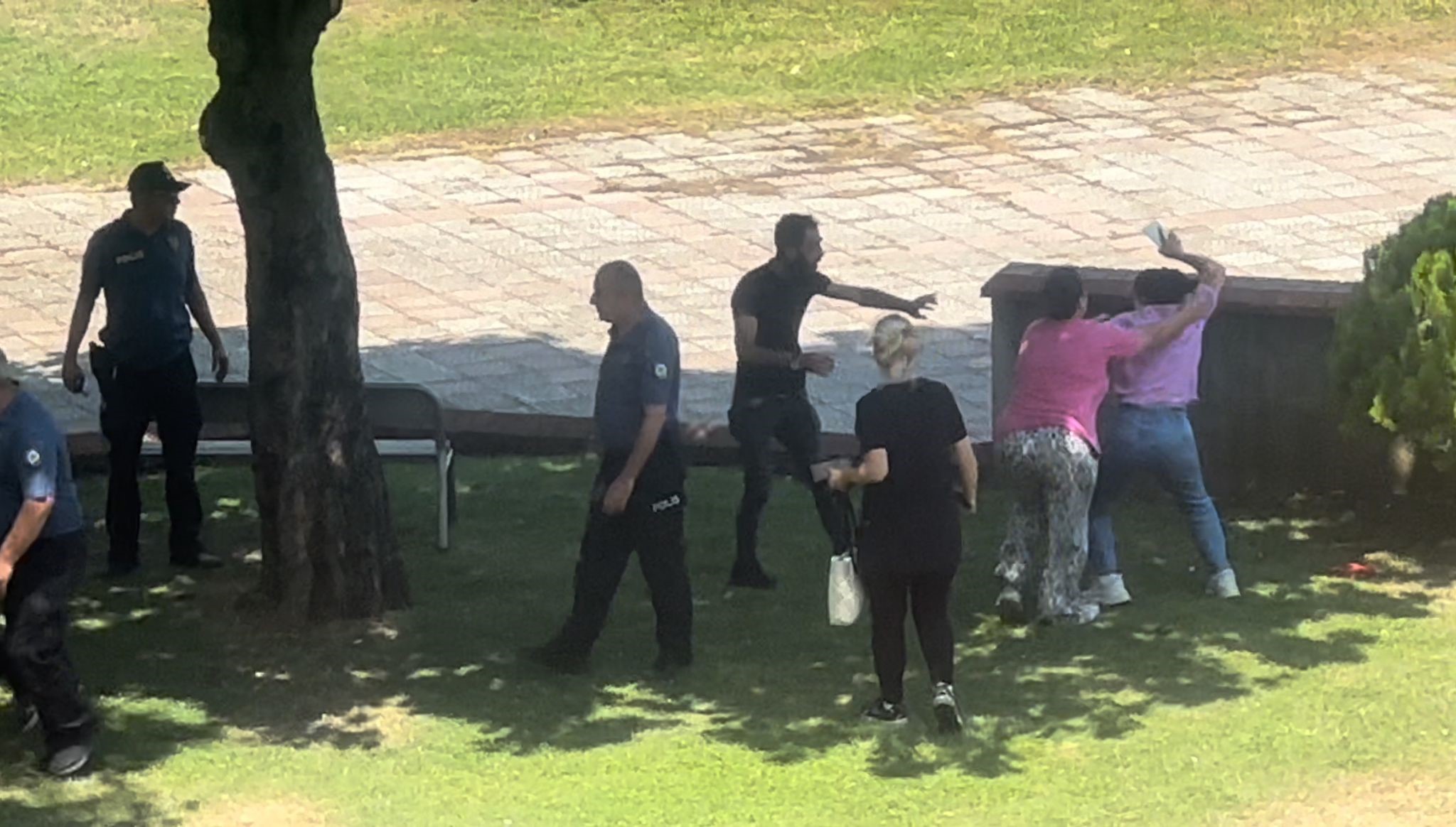 Boşanma Aşamasındaki Eşini Valilik Önünde Boğmaya Çalıştı1