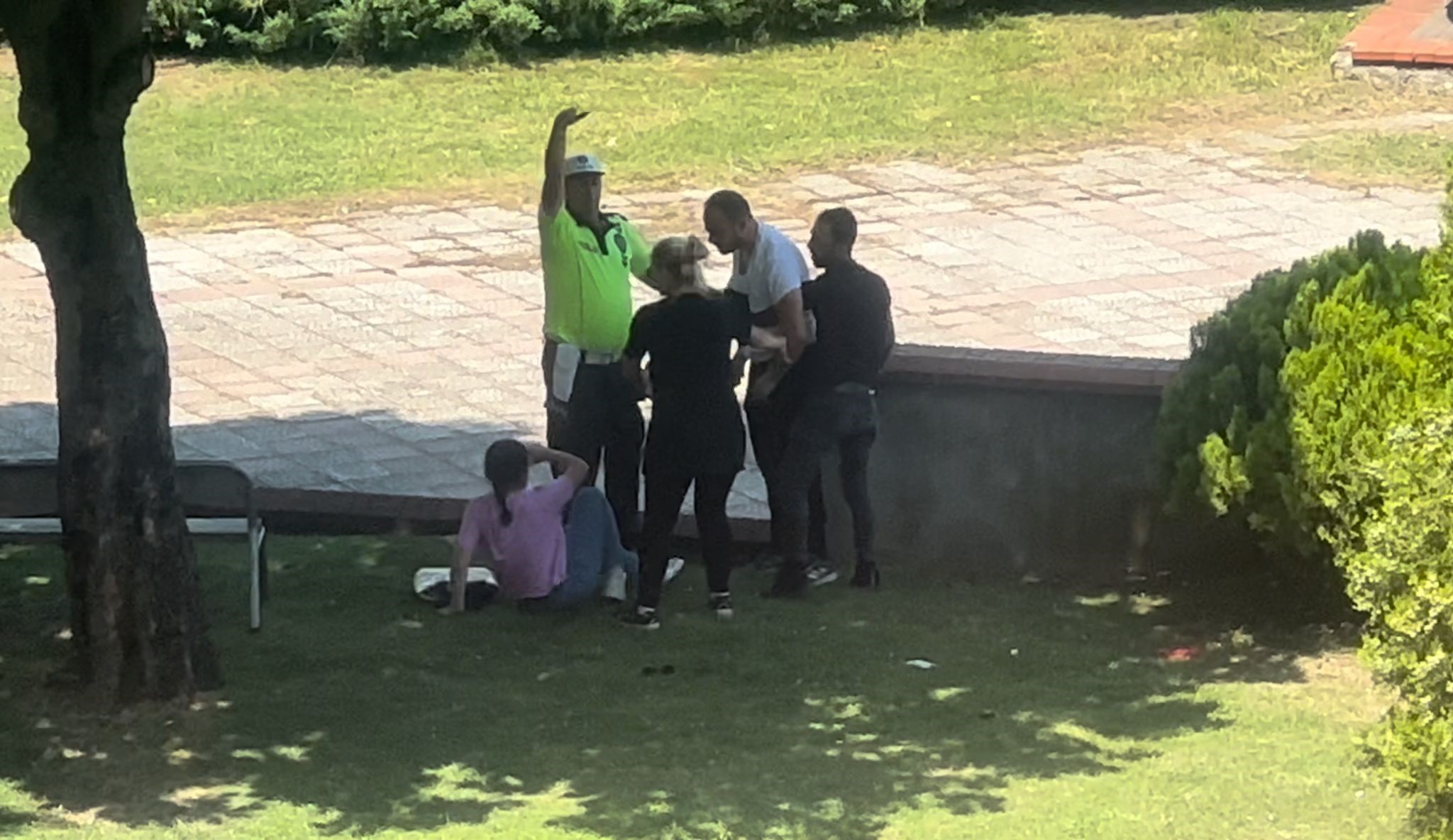 Boşanma Aşamasındaki Eşini Valilik Önünde Boğmaya Çalıştı2