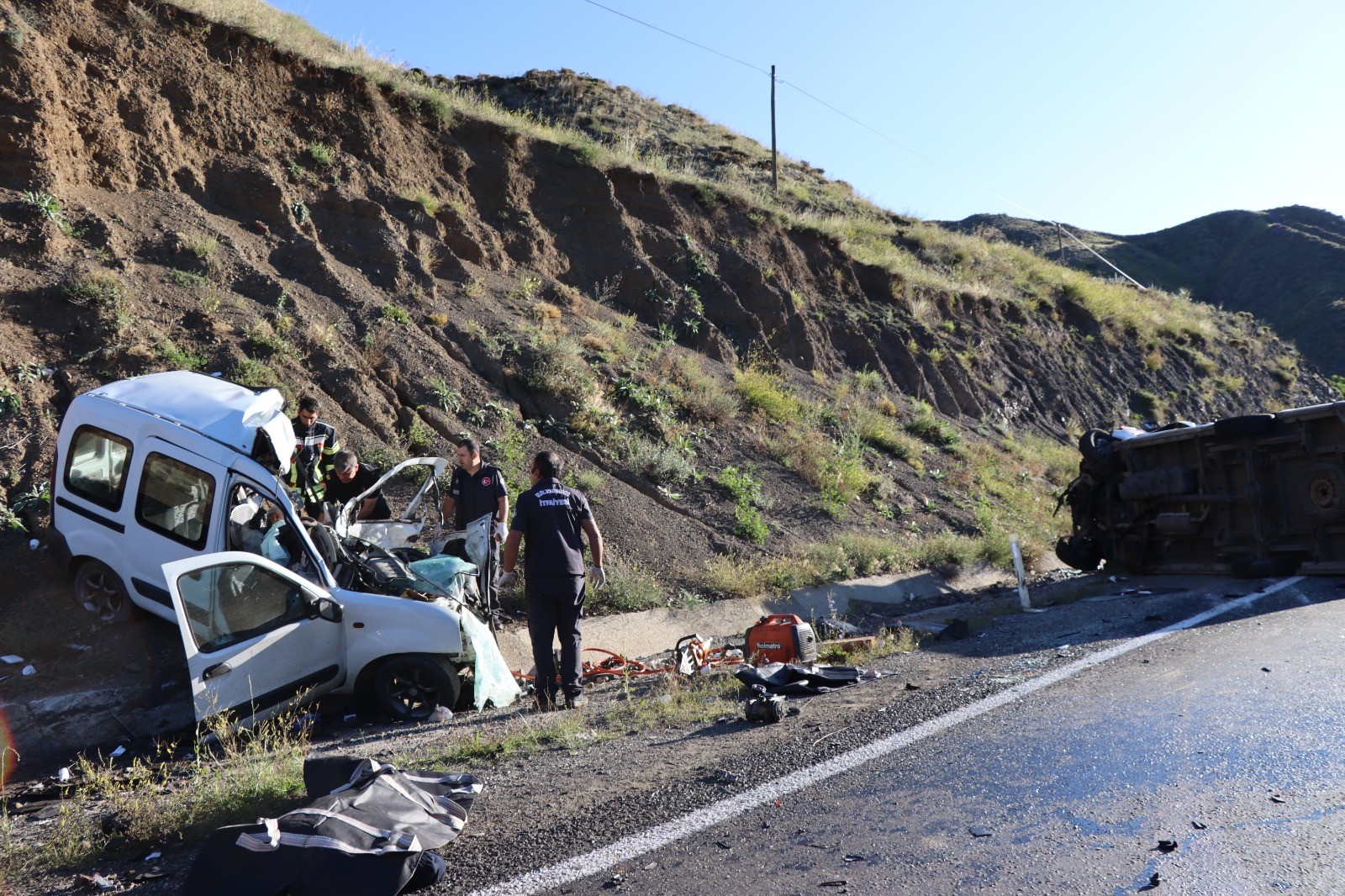 Erzurum'da Ambulans Ile Hafif Ticari Araç Çarpıştı 4 Ölü, 1 Yaralı (4)