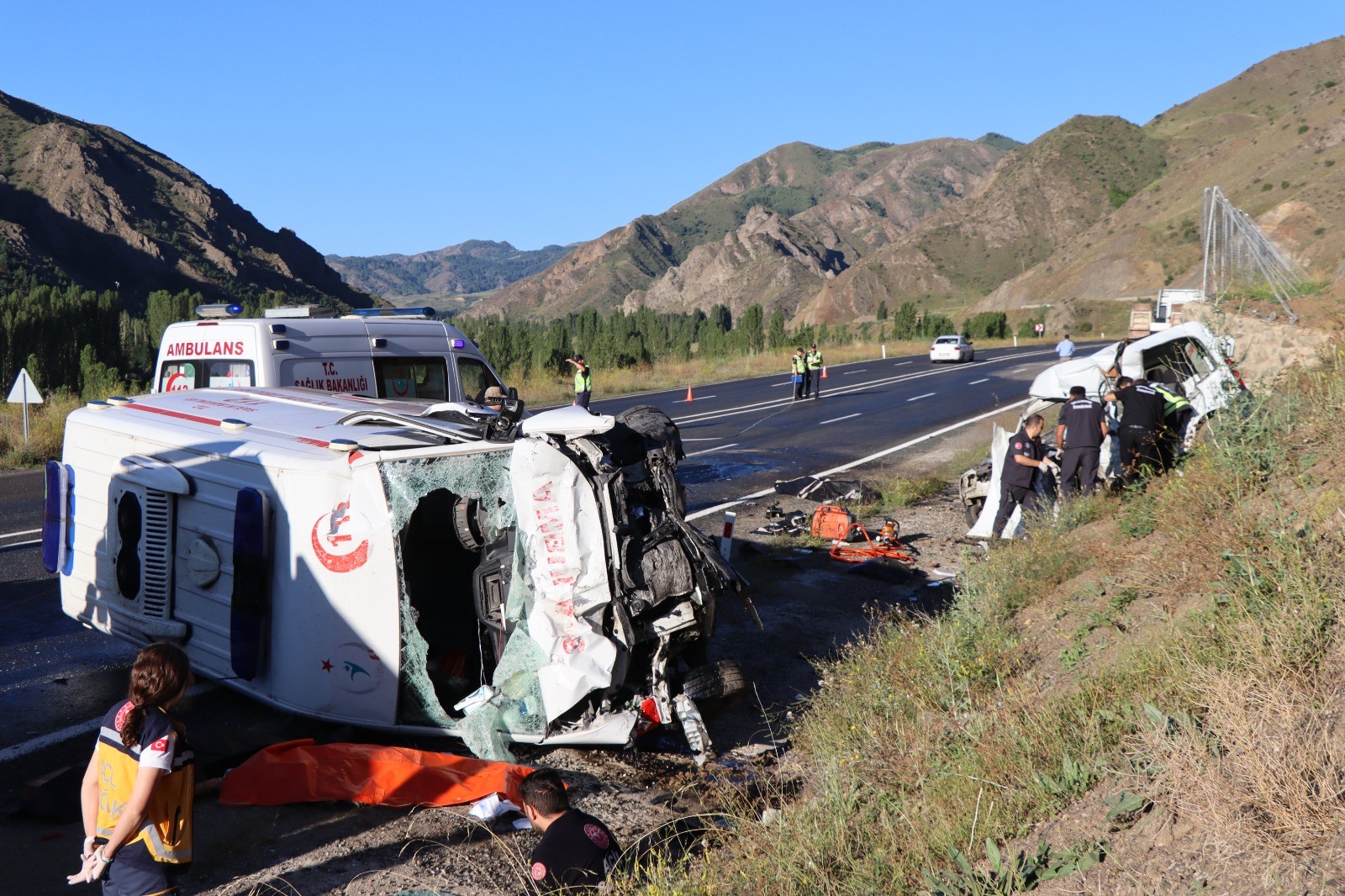 Erzurum'da Ambulans Ile Hafif Ticari Araç Çarpıştı 4 Ölü, 1 Yaralı (6)