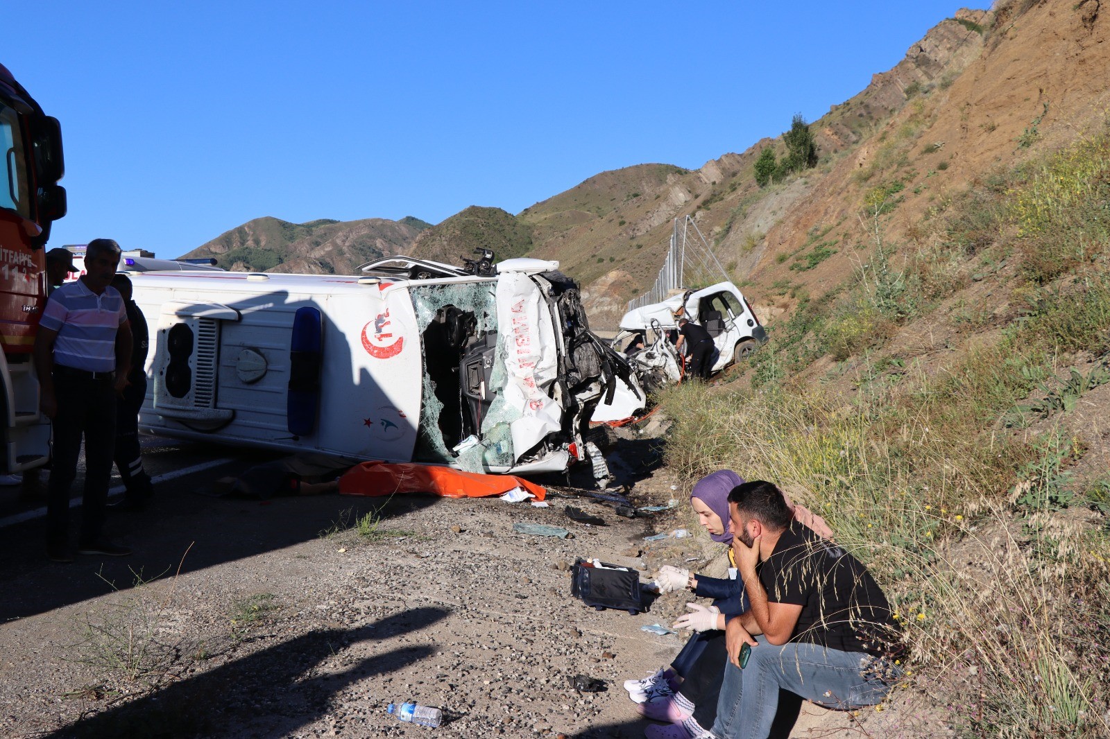 Erzurum'da Ambulans Ile Hafif Ticari Araç Çarpıştı 4 Ölü, 1 Yaralı (7)