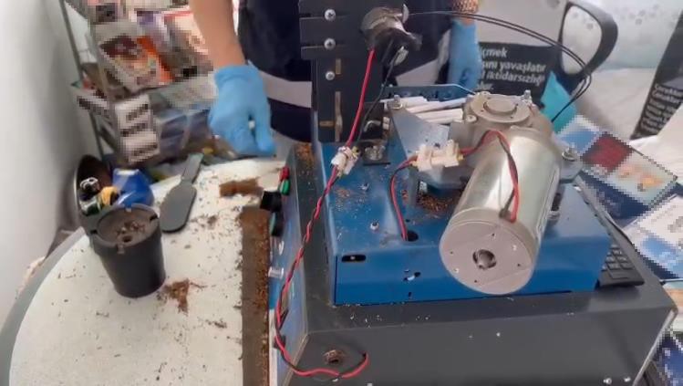 Evleri Adeta Sigara Fabrikasına Çevirmişler (1)