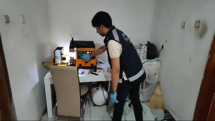 Evleri Adeta Sigara Fabrikasına Çevirmişler (2)